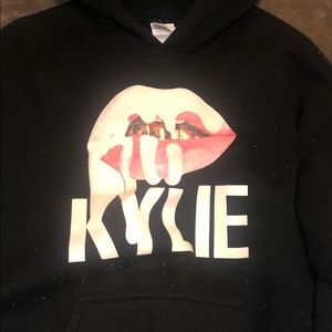 Black Kylie Jenner sweatshirt